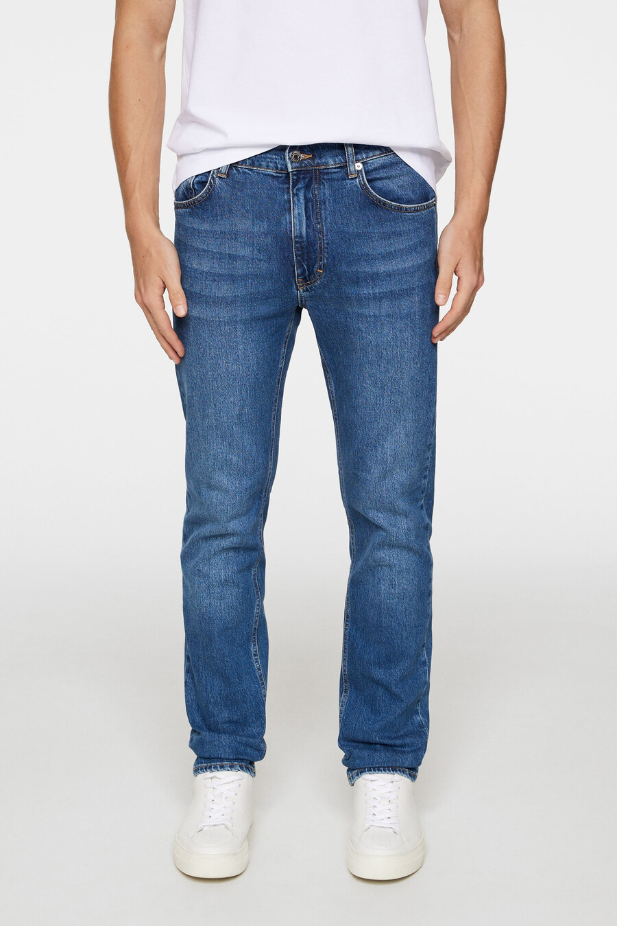calça jeans jax de lavagem média e modelagem slim