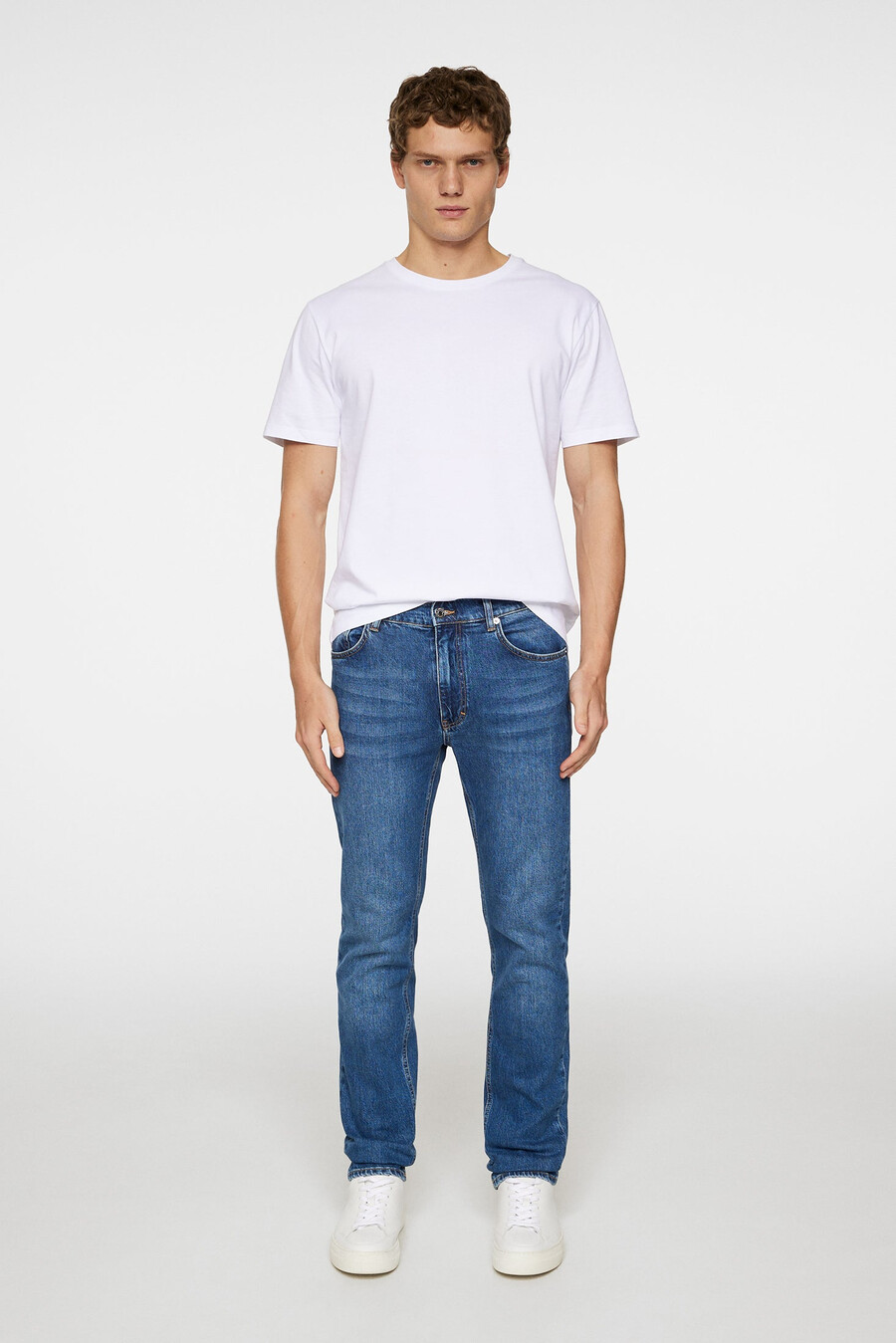 calça jeans jax de lavagem média e modelagem slim