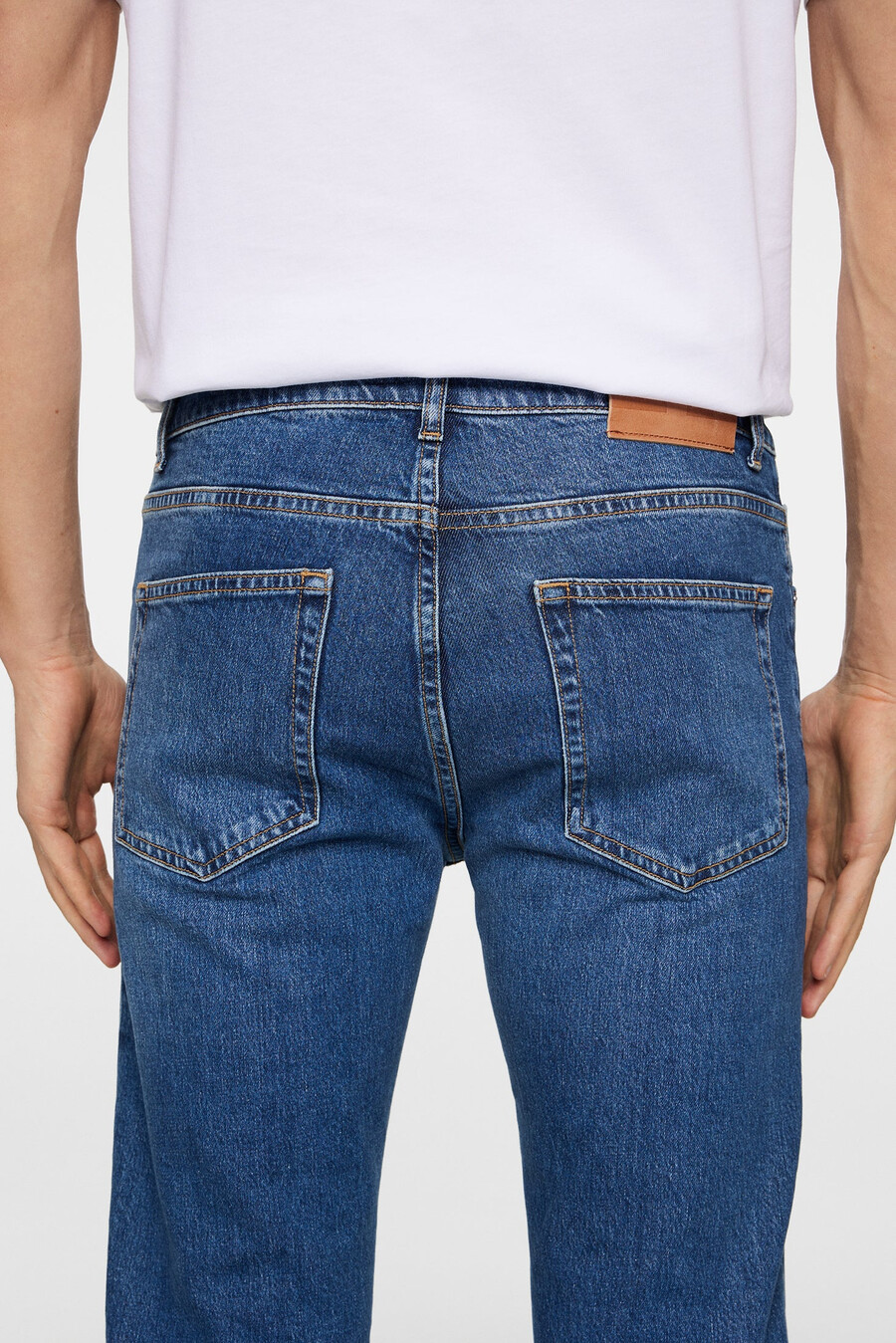 calça jeans jax de lavagem média e modelagem slim