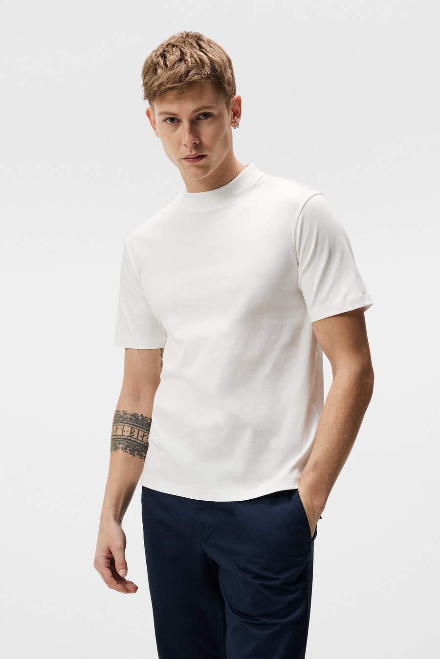 camiseta ace com gola alta