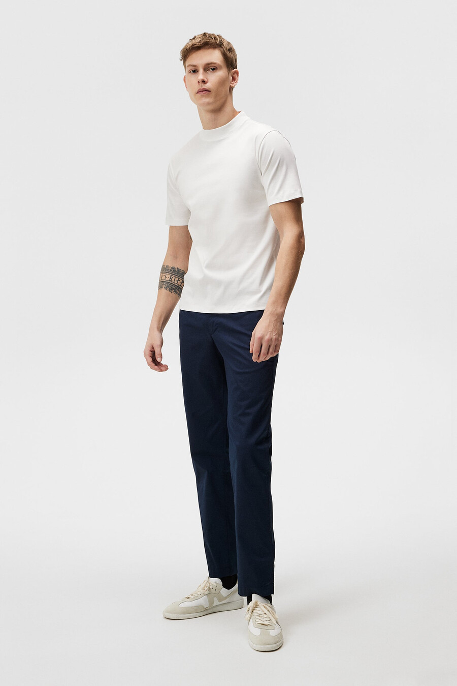 camiseta ace com gola alta