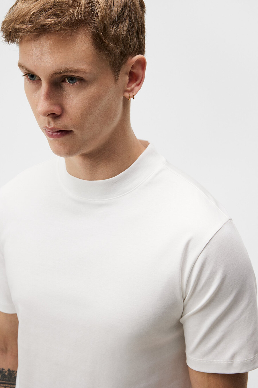 camiseta ace com gola alta