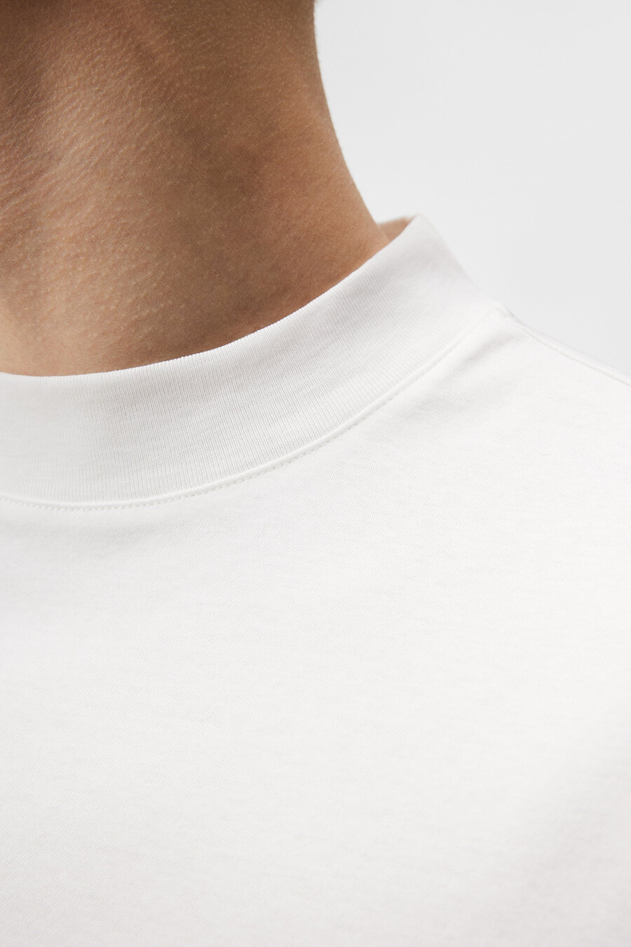 camiseta ace com gola alta