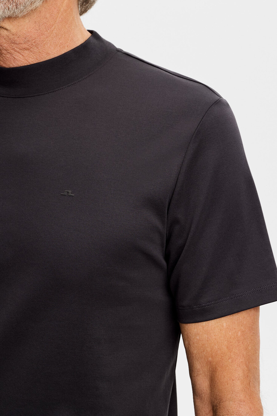 camiseta ace com gola alta